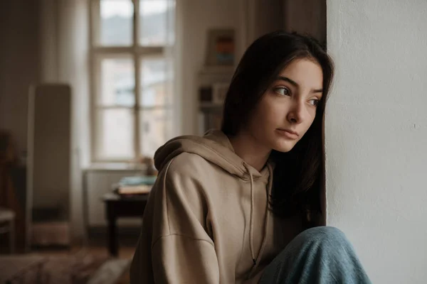 Δυστυχισμένη Έφηβη Κάθεται Σπίτι Και Κοιτάει Έξω Από Παράθυρο — Φωτογραφία Αρχείου