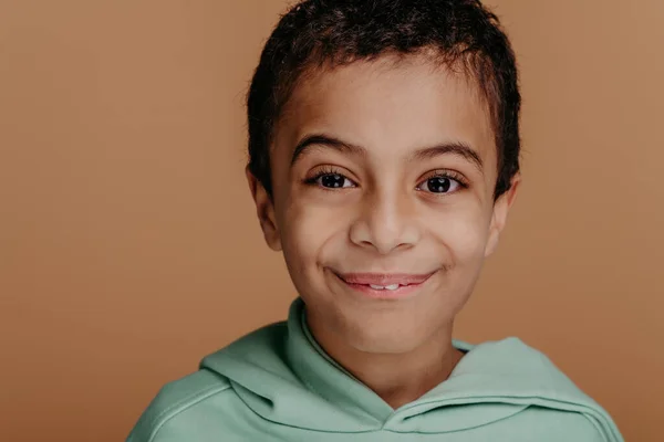Porträt Eines Kleinen Jungen Mit Schwarzen Haaren Studioaufnahme — Stockfoto