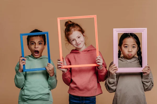 Retrato Três Crianças Com Molduras Sessão Estúdio Conceito Diversidade Uma — Fotografia de Stock