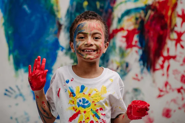 Porträt Eines Glücklichen Jungen Mit Fingerfarben Bemaltem Shirt Und Hintergrund — Stockfoto