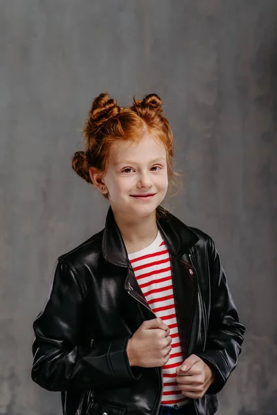 革のジャケットを着た小さな赤毛の女の子の肖像 — ストック写真