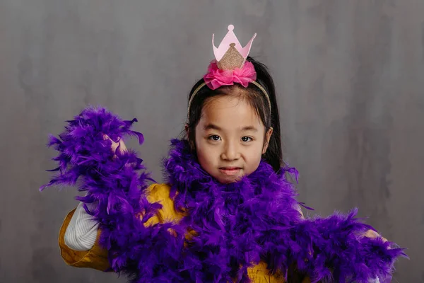 身着公主服装的日本小女孩的肖像 摄影棚拍摄 — 图库照片
