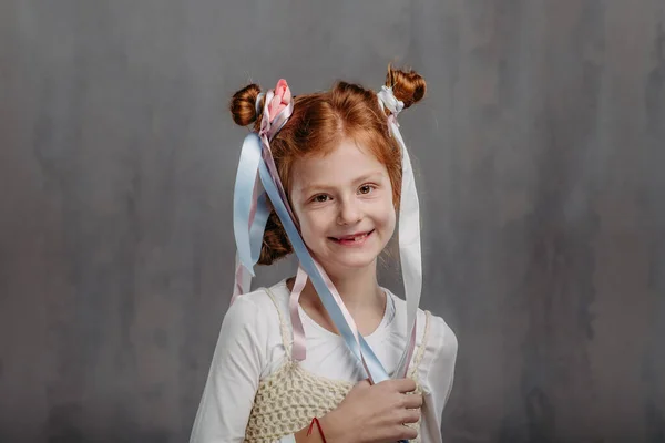 红头发小女孩的肖像 头发上有丝带 摄影棚拍摄 — 图库照片