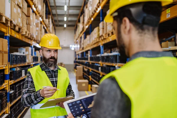 Warehouse Workers Checking Stuff Warehouse Digital System Tablet — Stock Photo, Image