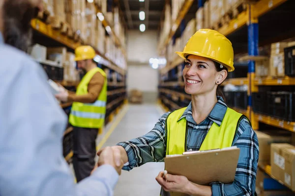 Manager Shaking Hands Employers Warehouse — Stock Photo, Image