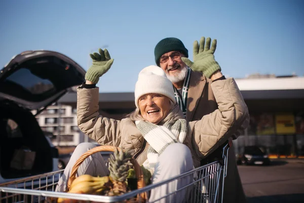 Senior Couple Going Home Grocery Store Having Fun — Stock Photo, Image