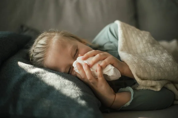 Больная Маленькая Девочка Лежит Постели — стоковое фото