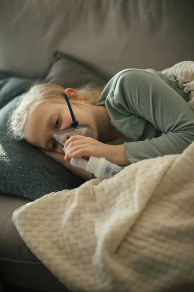Klein Ziek Meisje Met Behulp Van Een Inhalator Tijdens Griep — Stockfoto