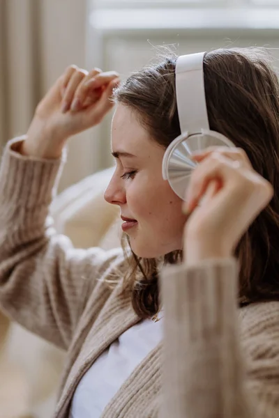 Junge Frau Hört Musik Über Kopfhörer Der Wohnung — Stockfoto