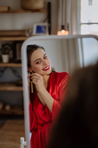 Zarif Elbiseli Genç Bayan Bir Akşam Için Hazırlanıyor Aynaya Bakıyor — Stok fotoğraf