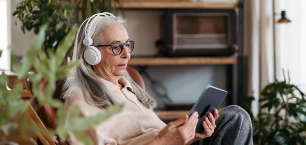 Starší Žena Tráví Volný Čas Digitálním Tabletem — Stock fotografie
