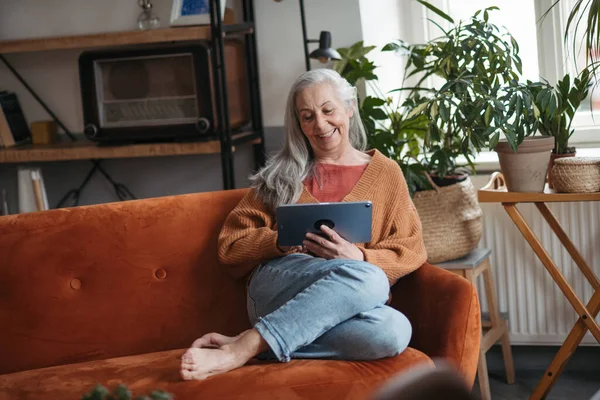 Senior Vrouw Besteedt Haar Vrije Tijd Met Een Digitale Tablet — Stockfoto