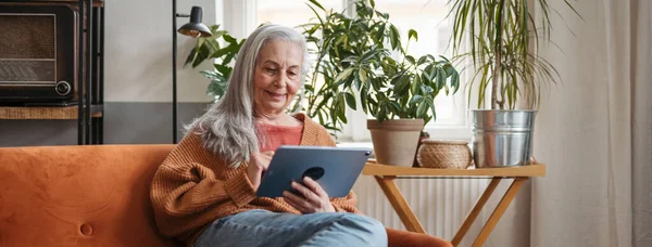 Wanita Senior Menghabiskan Waktu Luangnya Dengan Tablet Digital — Stok Foto