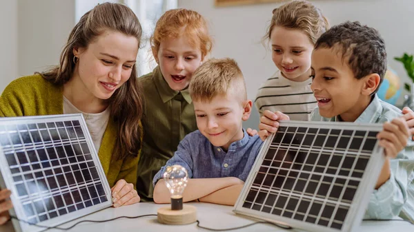 Joven Profesora Con Panel Solar Aprendiendo Sus Alumnos Sobre Energía — Foto de Stock
