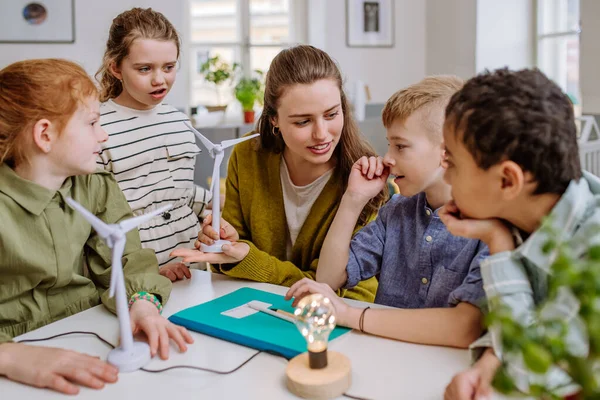 Young Teacher Model Wind Turbine Learning Her Pupils Wind Energy — Stock Photo, Image