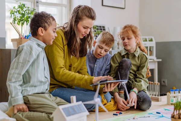 Young Teacher Learning Her Pupils Solar Wind Energy — Stock Photo, Image