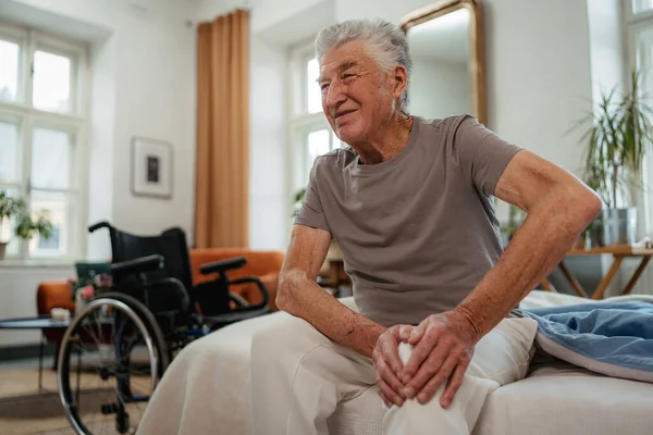 Portrait Senior Man Knee Pain Sitting Bed — Stock Photo, Image