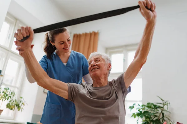Junge Krankenschwester Macht Übung Mit Senioren Hause — Stockfoto