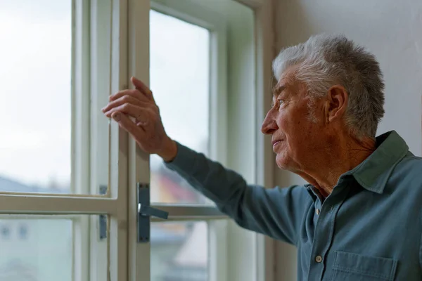Pencereden Dışarı Bakan Kıdemli Bir Adam Emeklilikte Yalnızlık Kavramı — Stok fotoğraf