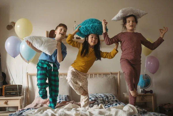 Τρεις Χαρούμενοι Φίλοι Διασκεδάζουν Μαξιλάρια Στο Κρεβάτι — Φωτογραφία Αρχείου