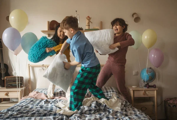 Τρεις Χαρούμενοι Φίλοι Διασκεδάζουν Μαξιλάρια Στο Κρεβάτι — Φωτογραφία Αρχείου