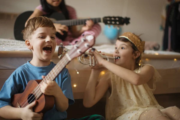 楽器で遊ぶ幸せな3人の友人 — ストック写真
