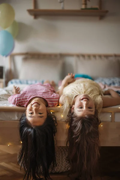 Happy Children Friends Lying Bed — Stock Photo, Image
