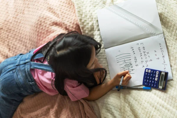 Вид Зверху Маленька Дівчинка Лежить Ліжку Вивчає Математику — стокове фото