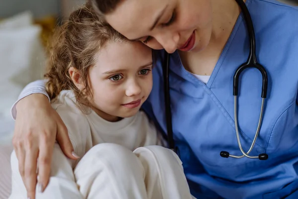 Giovane Medico Consolante Bambina Una Stanza Ospedale — Foto Stock
