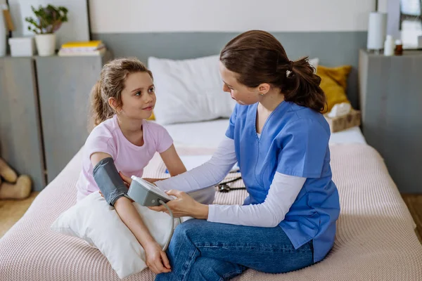 Young Doctor Taking Care Little Girl Hospital Room — Stock Photo, Image