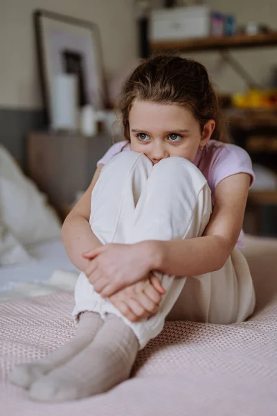 Kleines Trauriges Mädchen Sitzt Allein Auf Dem Bett — Stockfoto