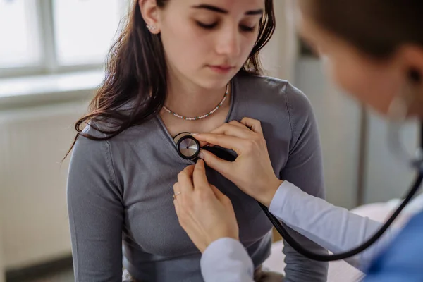 Junger Arzt Untersucht Ein Teenager Mädchen Ihrem Büro — Stockfoto