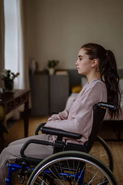 Unglückliches Teenager Mädchen Sitzt Rollstuhl Und Schaut Aus Dem Fenster — Stockfoto