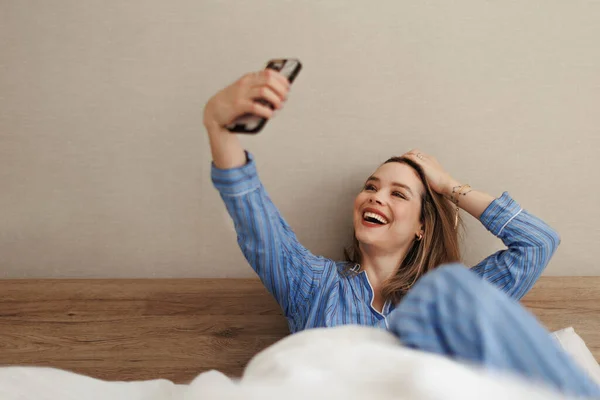 Joven Mujer Feliz Tomando Selfie Una Cama — Foto de Stock