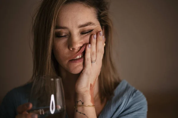 ワインのグラスを持つ落ち込んでいる女性の肖像 — ストック写真