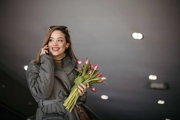 Junge Frau Ruft Stadt Mit Tulpenstrauß — Stockfoto