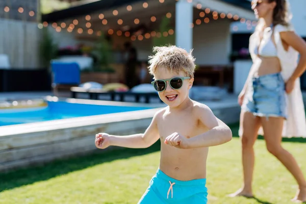 Malý Chlapec Těší Letní Čas Svou Matkou Jejich Dvoře Bazénem — Stock fotografie