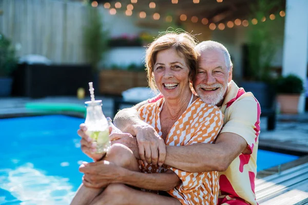 Happy Senior Couple Enjoying Drinks Relaxing Sitting Swimming Pool Summer — Stock Fotó