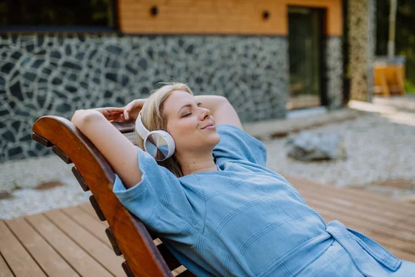Eine Entspannte Frau Mit Kopfhörern Die Sommer Auf Einem Steg — Stockfoto