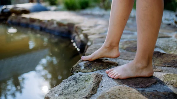 Nerozpoznatelná Mladá Žena Namáčí Nohu Studené Vody Rybníka Osvěžující Zatvrzelý — Stock fotografie