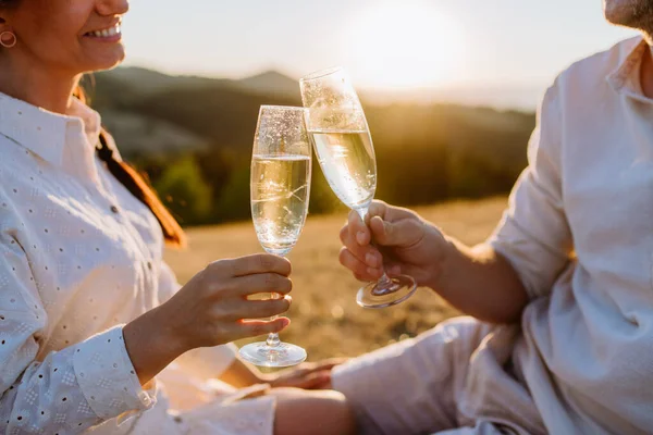 Nahaufnahme Eines Verliebten Paares Beim Picknick Und Einem Wein Auf — Stockfoto