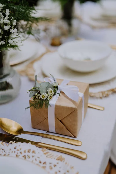 Blick Auf Den Ästhetisch Gedeckten Hochzeitstisch Mit Den Blumen Hinterhof — Stockfoto