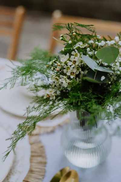 High Angle View Aesthehic Setting Wedding Table Flowers Backyard — Stock Photo, Image