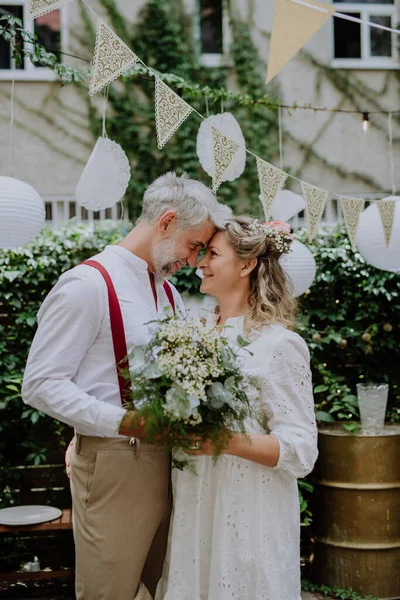 Mature Bride Groom Having Romantic Moment Wedding Reception Backyard — Zdjęcie stockowe