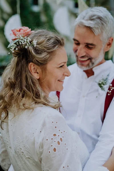 Nahaufnahme Von Braut Und Bräutigam Die Bei Ihrer Hochzeit Freien — Stockfoto