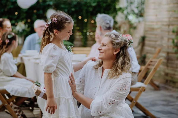 Kleines Mädchen Gibt Ein Hochzeitsgeschenk Reife Braut Bei Hochzeitsfeier Hinterhof — Stockfoto