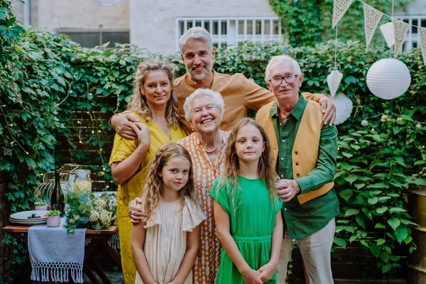 Μια Οικογένεια Πολλών Γενεών Υπαίθριο Καλοκαιρινό Πάρτι Στον Κήπο Γιορτάζοντας — Φωτογραφία Αρχείου