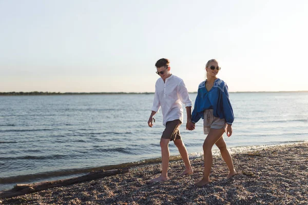 Happy Young Couple Walking Beach Sunset Prepairing Picnic — Stock Photo, Image