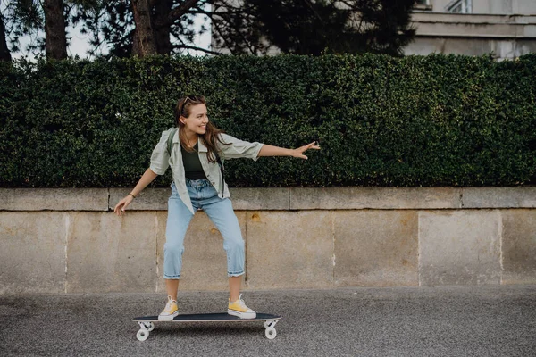 Mladá Žena Zbavuje Skateboardu Městě Mládež Kultura Dojíždění Koncepce — Stock fotografie