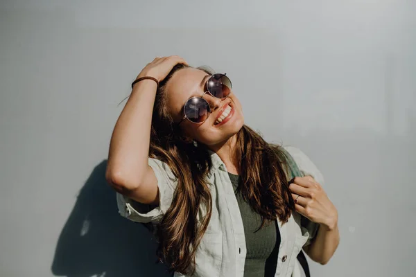 Sırt Çantalı Güneş Gözlüklü Mutlu Genç Bir Kadının Portresi — Stok fotoğraf